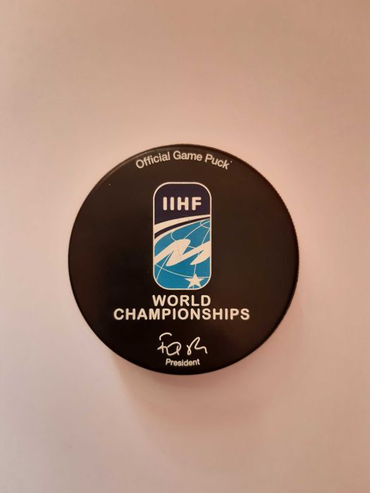 Шайба за хокей на лед, чисто нова и много стара