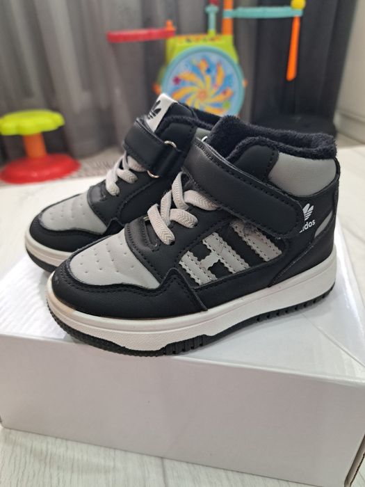 Продам детскую обувь