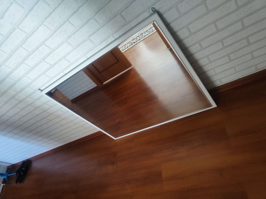 настенное зеркало в белой раме