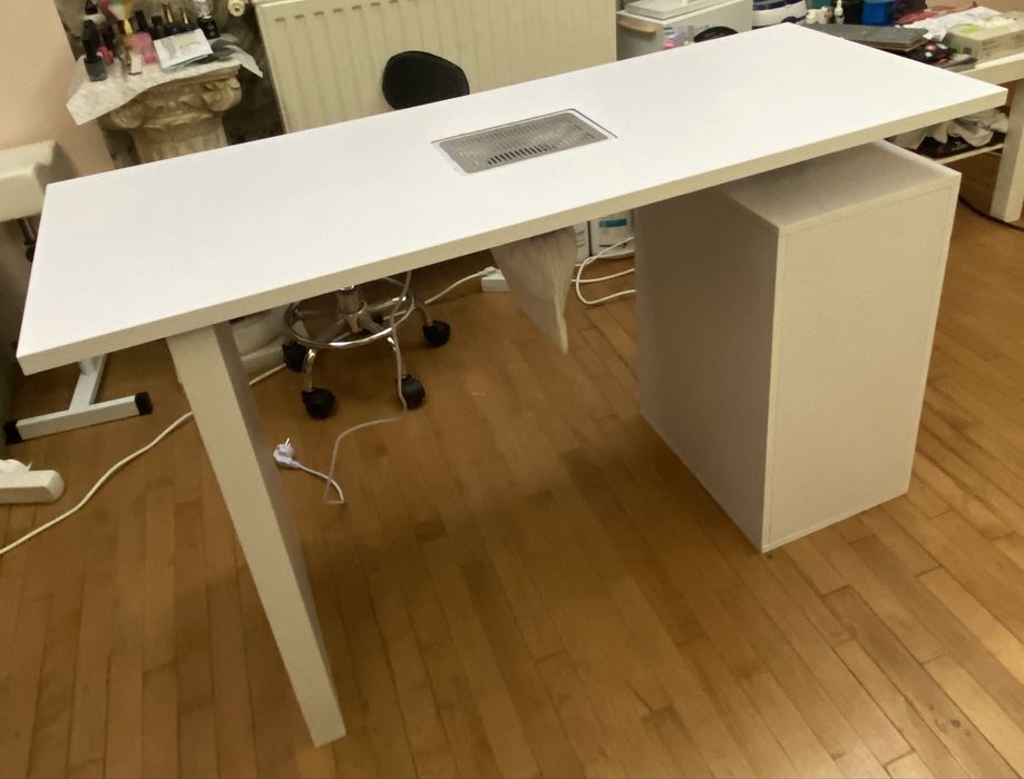 Masa manichiura cu aspirator