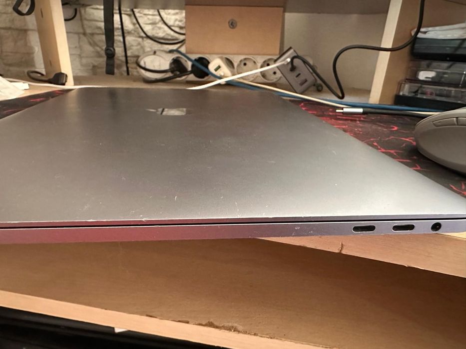 MacBook Pro 15" 2017 - i7 / 16GB RAM / 512GB / Radeon Pro 560 4GB / Baterie Nouă (14 Cicluri)!