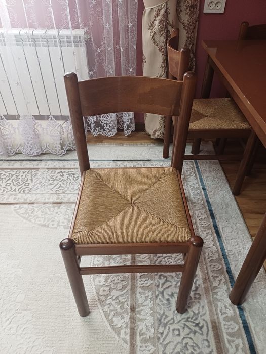 Деревянный кухонный стол со стульями