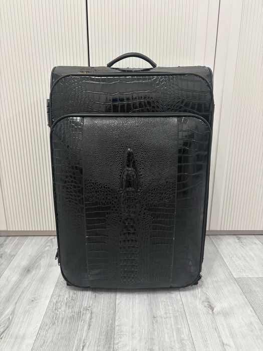 Продам большой чемодан