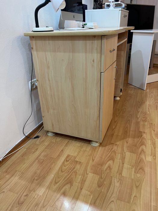 Birou cu sertar si usa