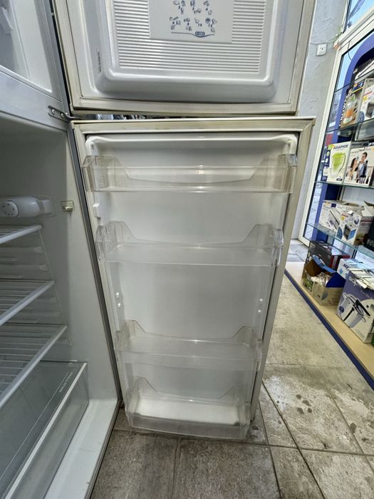 Хладилник с фризер Neo