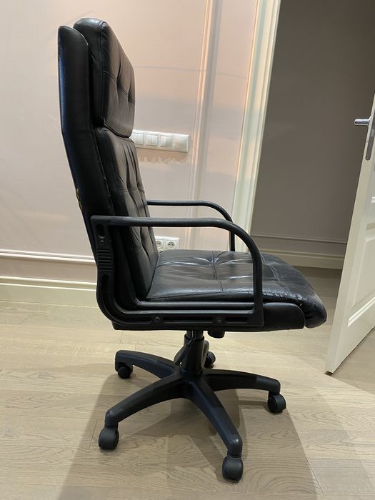 Кожаное кресло.