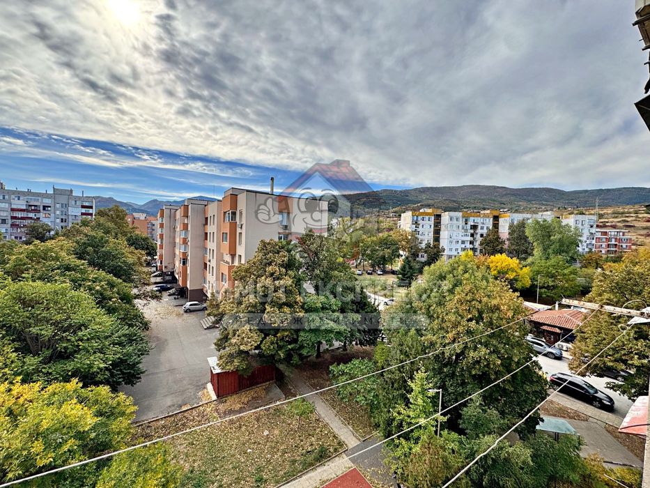 Двустаен апартамент, с изба, панорамна гледка, кв.Запад