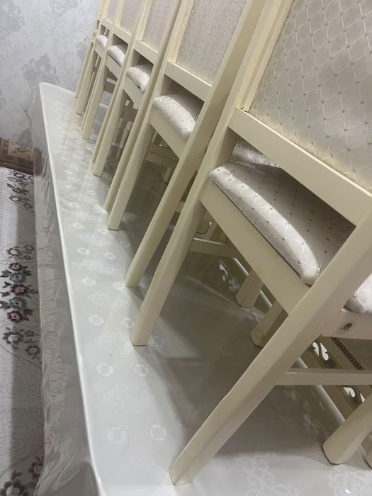 Стол и стуля для гостиной