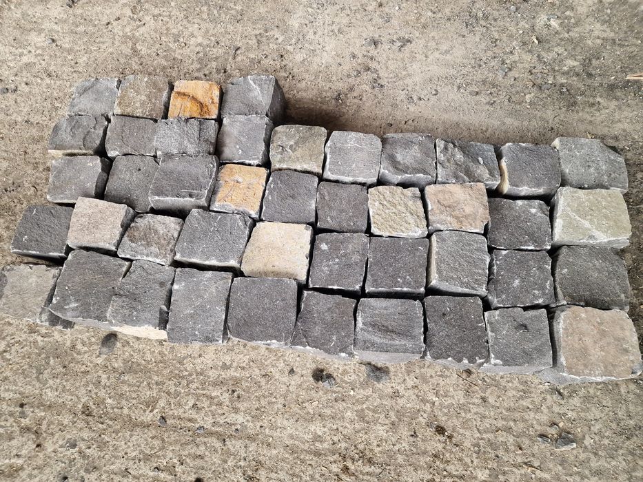 Piatra cubica andezit – durabila, pentru curți și drumuri
