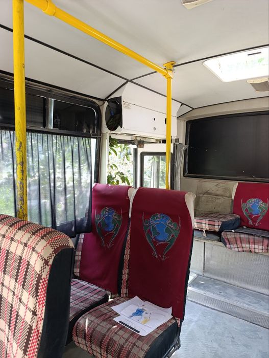 Автобус продаёт без рамы.