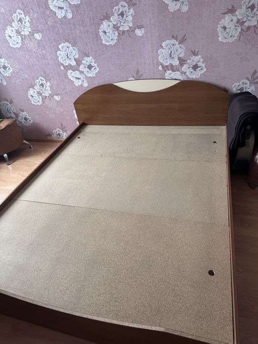 Двуспальная кровать