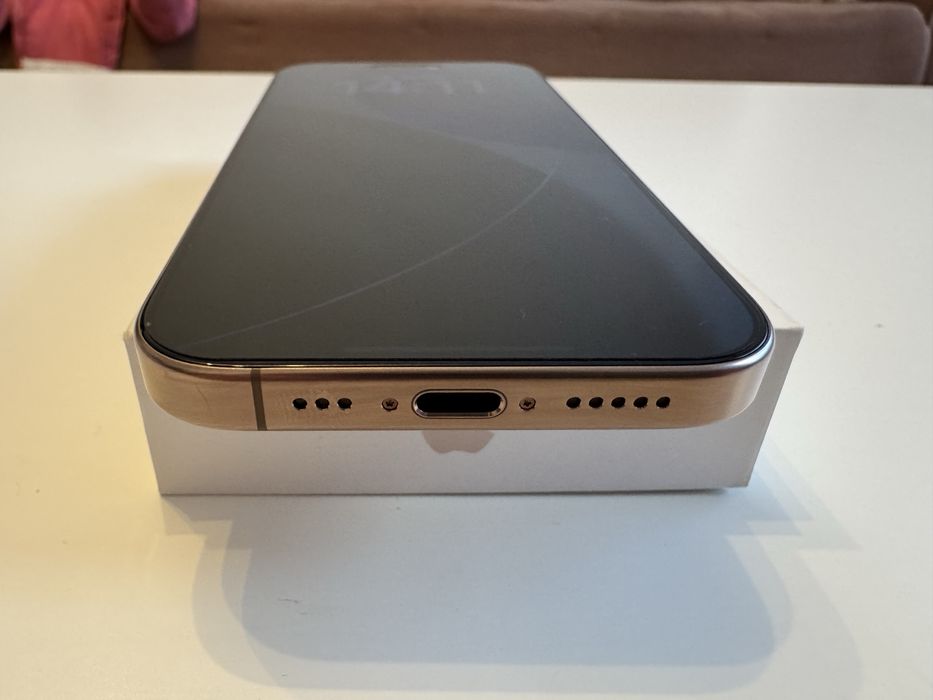 Ca nou iphone 16 pro cutie cablu