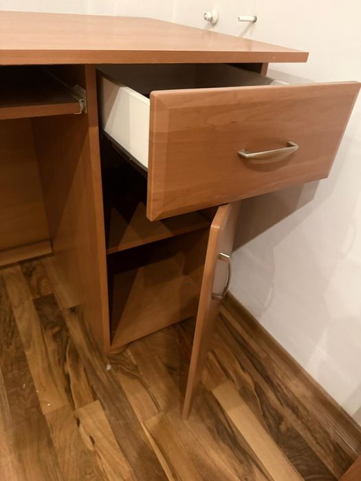 Vând birou folosit, stare excelenta