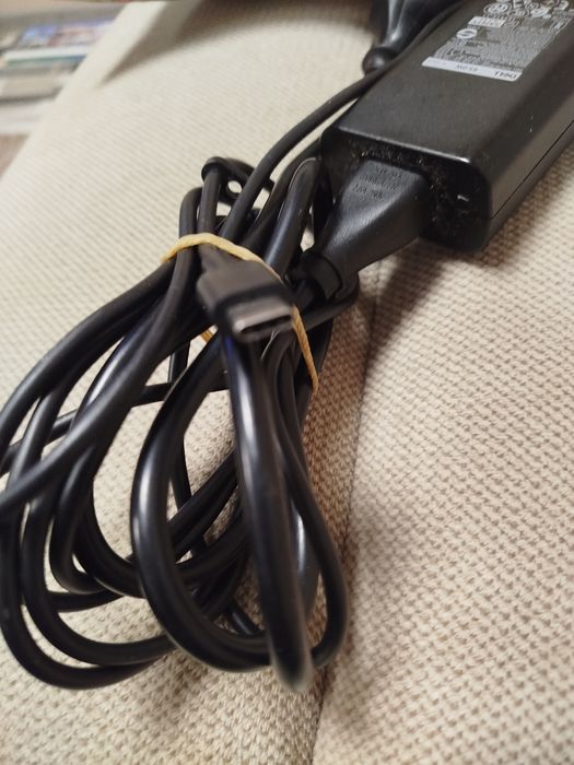 Продавам зарядно за лаптоп