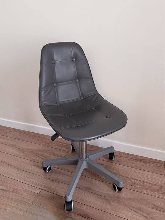 Компьютерный стул на колесиках