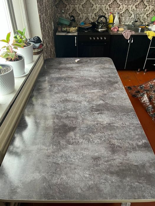 Срочно продаем стол