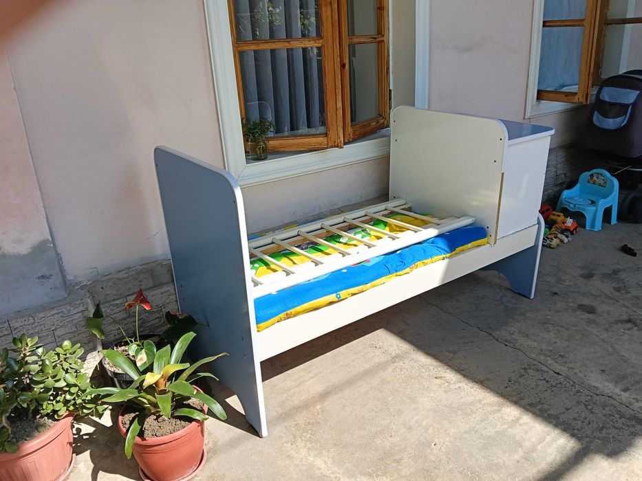 Прадается детский кровать с мини шкафом и матрасом