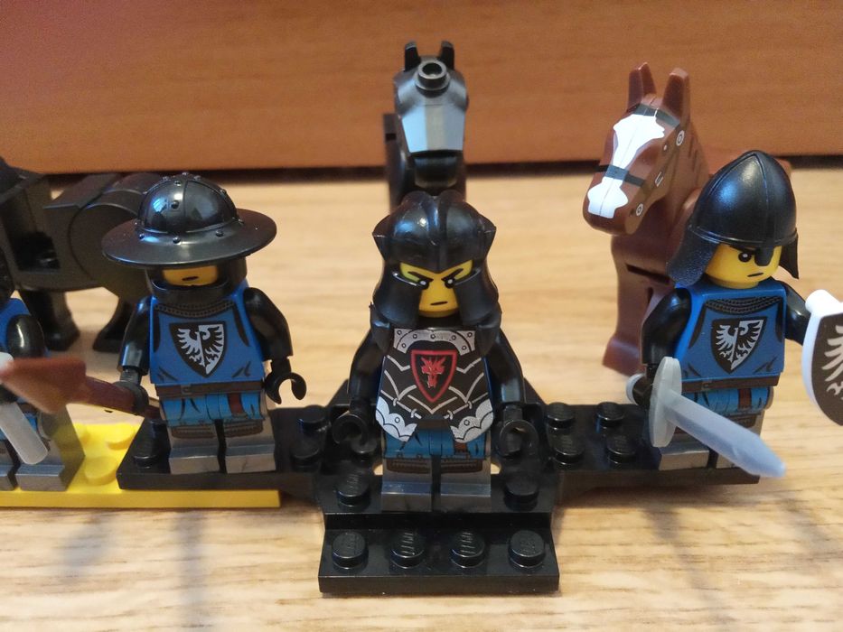 Cavaleri Lego Lion knights si black falcons si invitati