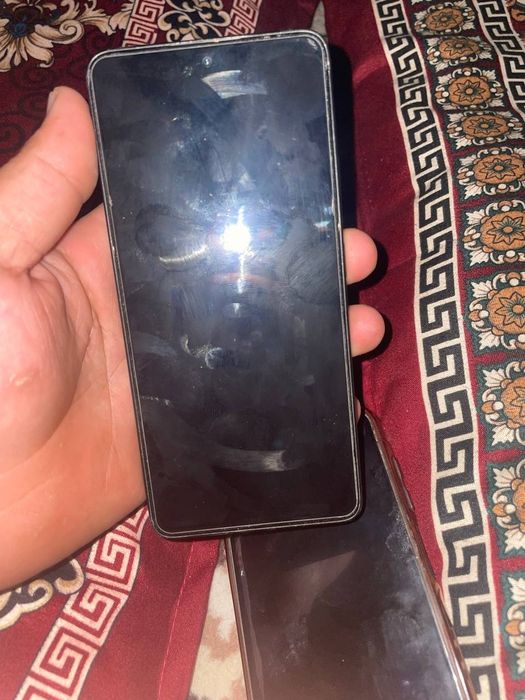 Telefon sotiladi narxi 100$ oladiganlar tel qilsin utiladi