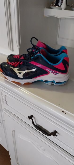 Vand adidasi Mizuno