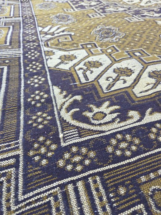 Двулицев вълнен килим