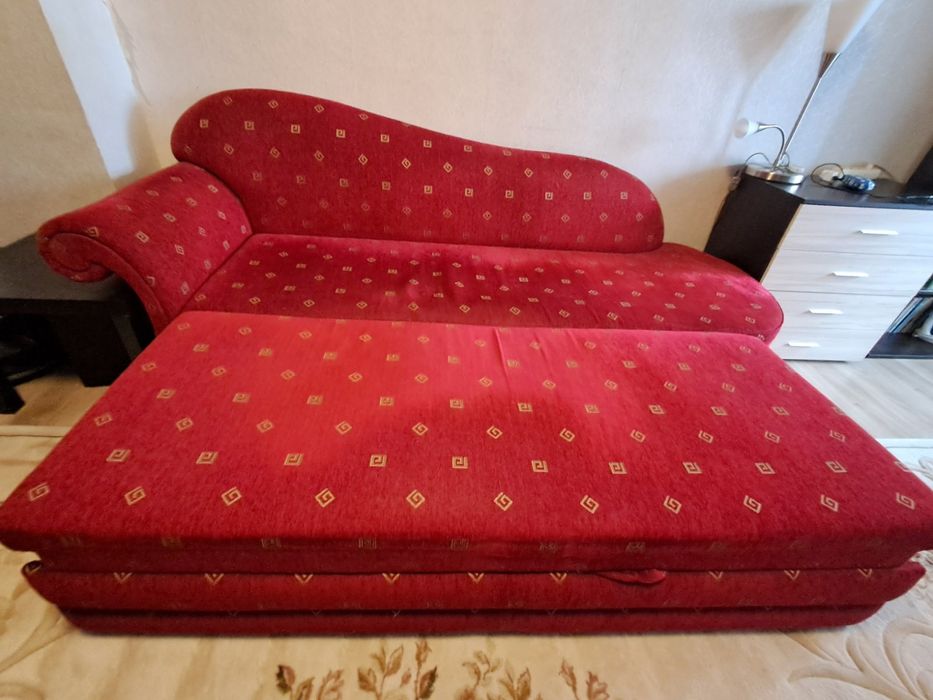 Голям разтегаем диван - червен цвят