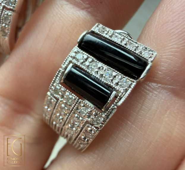 Pereche de cercei Art Deco din aur alb, decorată cu onix și diamante