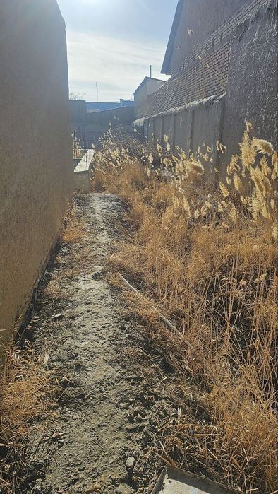 Qurilishi tugalanmagan.  Uchastka. Yeri. Sotiladi.