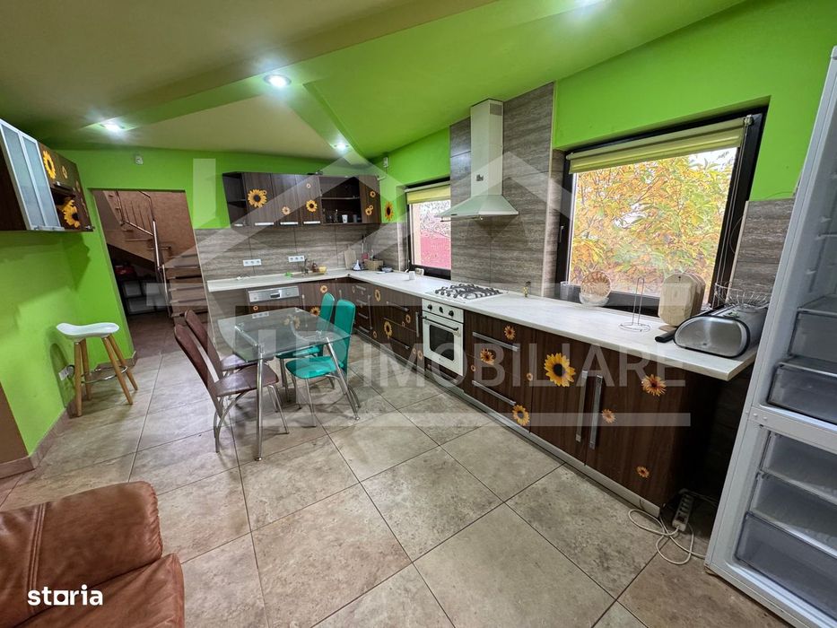 Casa cu 4 camere, 230mp, garaj, Zona Corunca