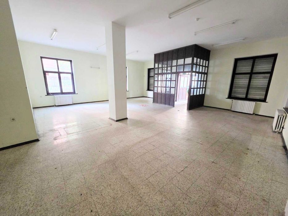 Дава се под наем Магазин в Казанлък - 390 кв.м за 800 € - Снимка #2
