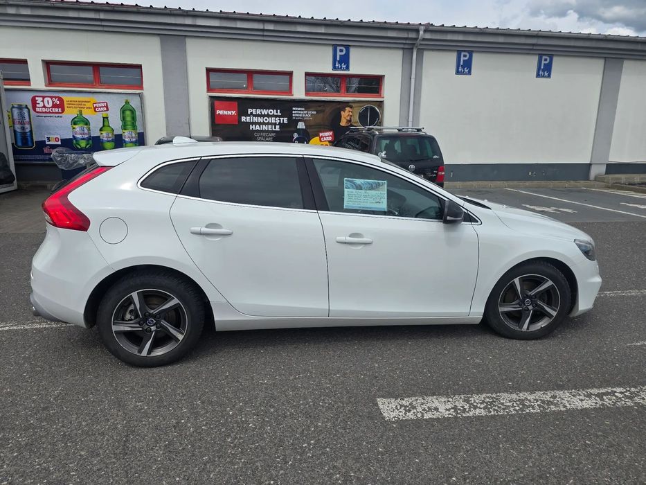 Volvo V40 Este mașina tatălui meu. O avem de 5 ani. Toate reviziile făcute.