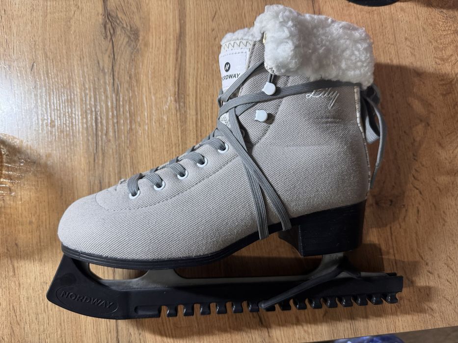 Продам коньки женские