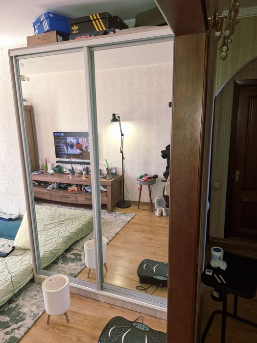 Продам б/у шкаф купе зеркальный