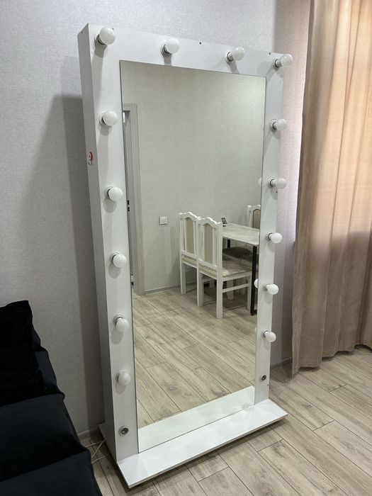 Зеркало с лампами