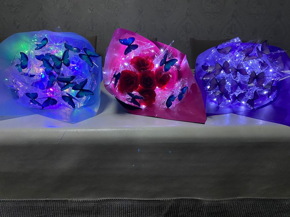 Букет из бабочек и роз