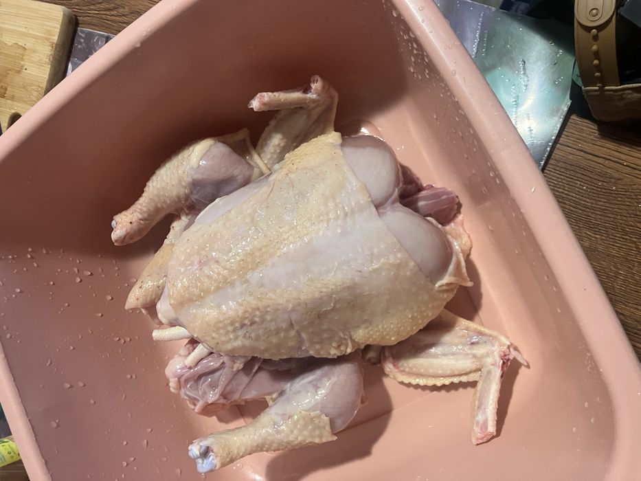 Vând pui de carne 25lei/kg (tăiat )