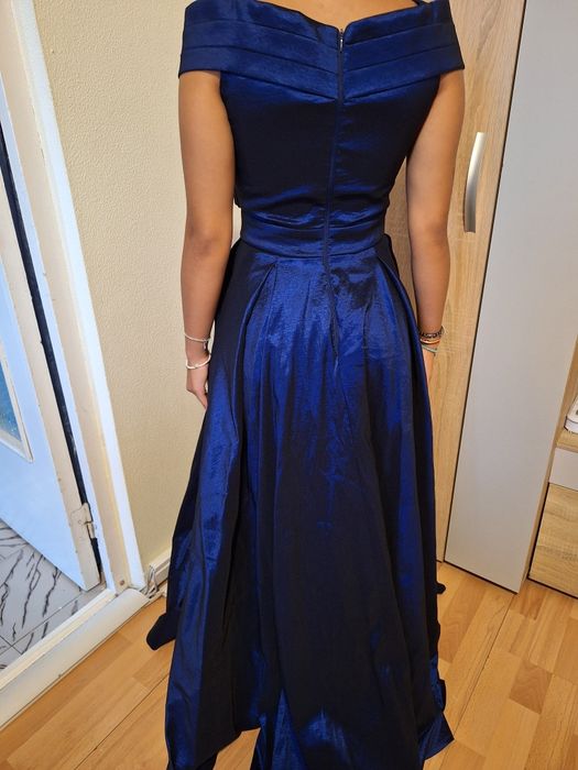 Vând rochii de seară