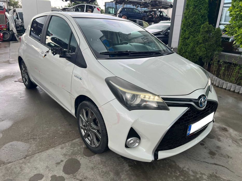 Toyota Yaris Hybrid 2016 Avariat 1.5 benzina + Hybrid cutie automata 101.000km deplasabil, panoramic, camera