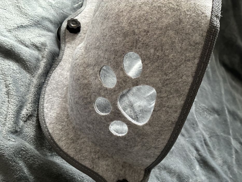 Котешко легло за прозорец