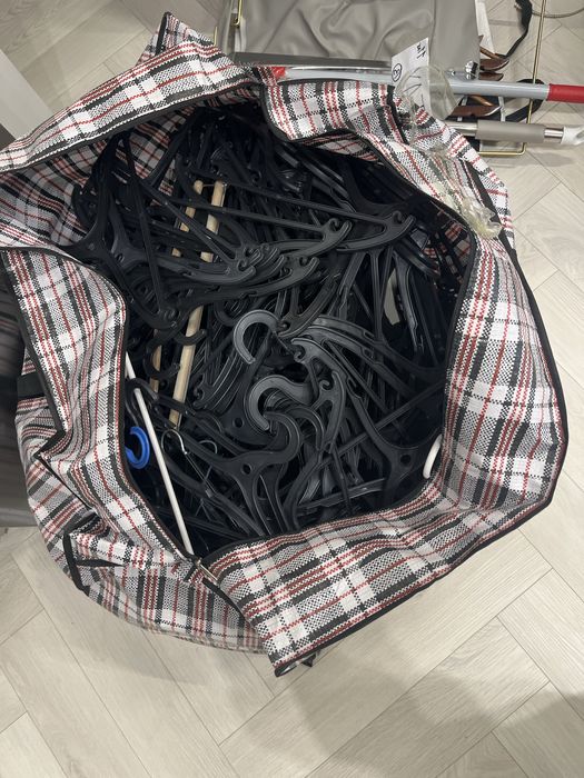 Продаётся вешалка для одежды.