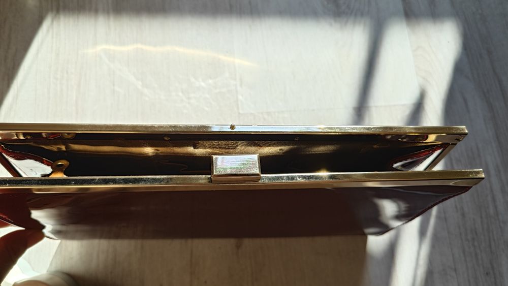 Дамска чанта от лак и златно закопчаване