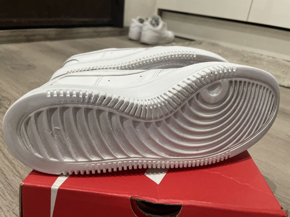 Оригинални бели обувки Nike и на Polo ASSN.