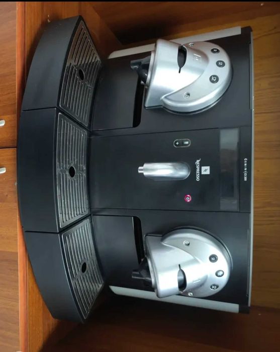 Профессиональная капсульная кофемашина Nespresso GEMINI CS200