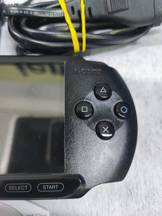 Sony PSP E1004 cu alimentator original, husă protecție și joc FIFA 10
