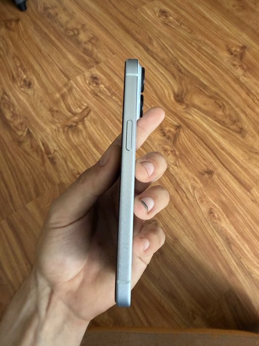 Vând Iphone 15 ( 77% sanatatea bateriei )