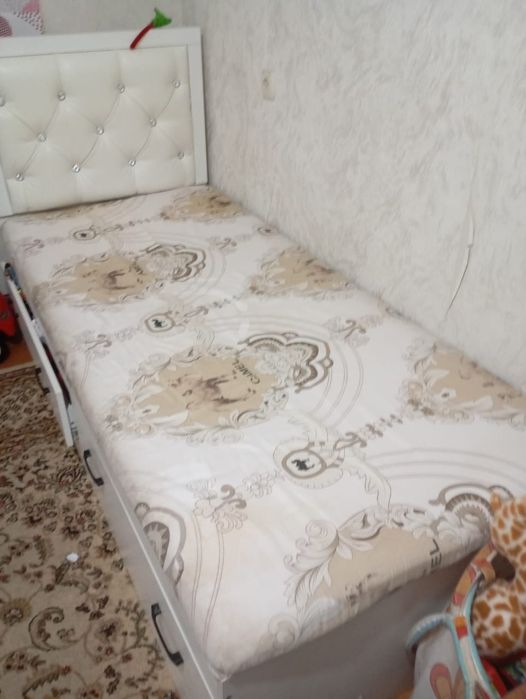 2 кровати белого цвета