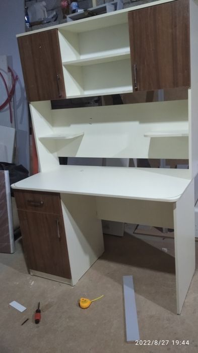 Новый стол письменный  и книжные. Parta O'quv stoli va kitob javoni