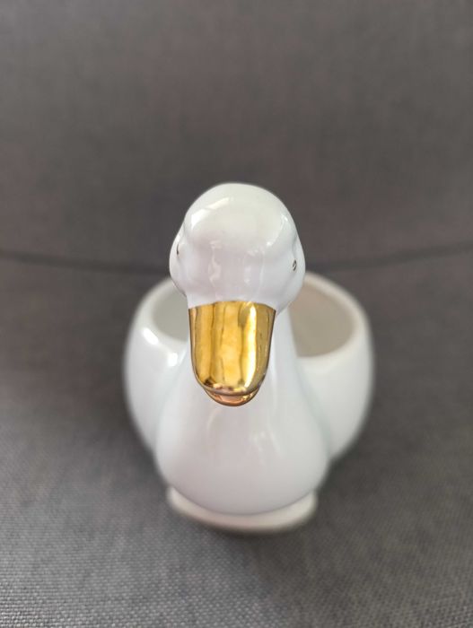 Красив порцеланов лебед със златен кант