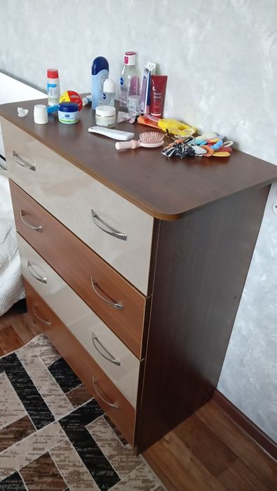 Продам шкаф, комод и 2 тумбочки.