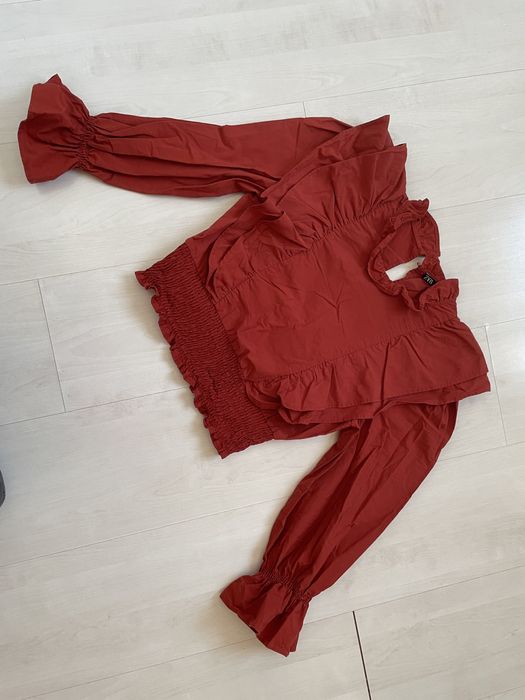 Чисто нова червена блуза